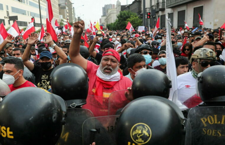 MIENTRAS LA GUERRA IMPULSA LA INFLACIÓN, LAS PROTESTAS EXPLOSIVAS SACUDEN A PERÚ
