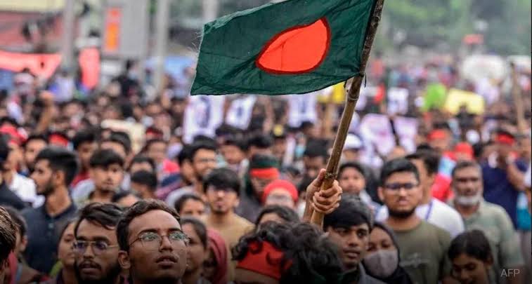 UNA REVUELTA MASIVA OBLIGA A LA PRIMER MINISTRO SHEIKH HASINA A HUIR DE BANGLADESH